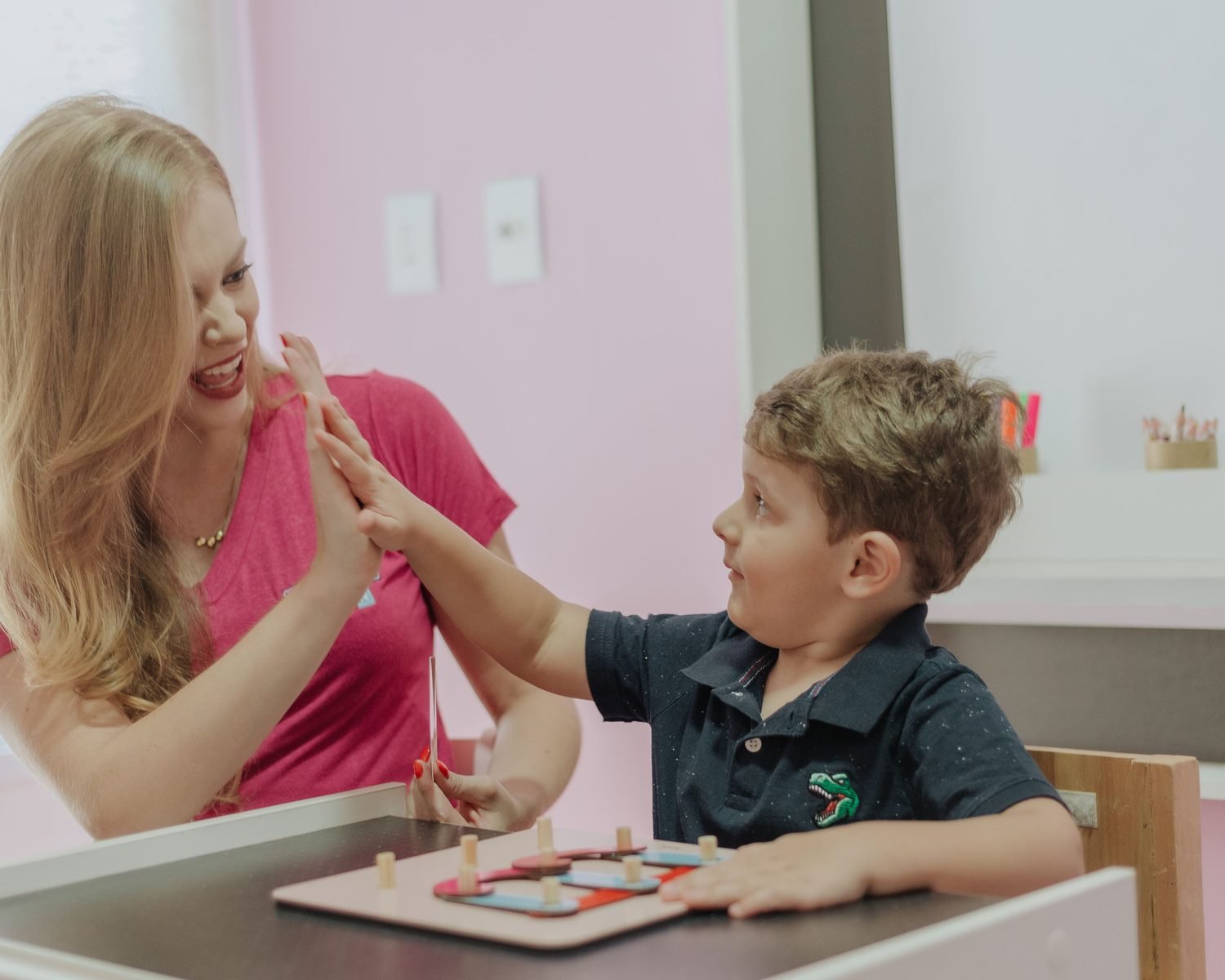 Izabela Ribas comemorando com um menino durante um atendimento